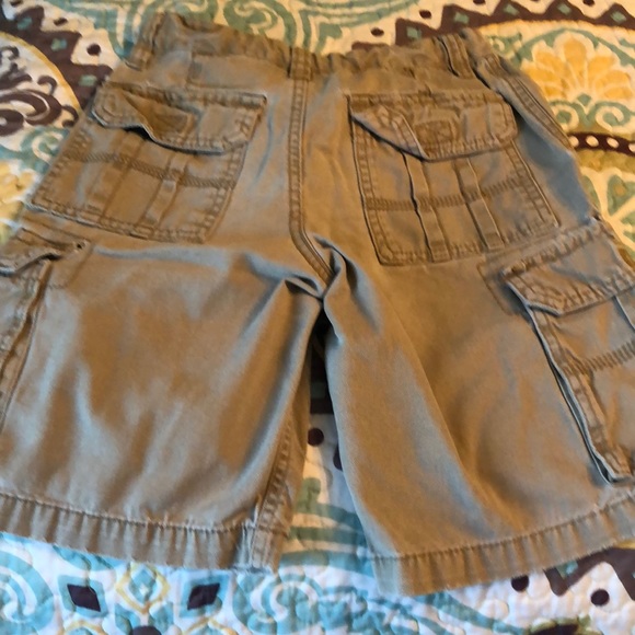 Boys long sleeve henley with hood and cargo shorts - Picture 5 of 6